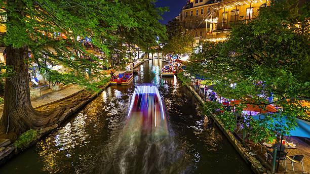 san antonio river walk at night à san antonio, texas - san antonio riverwalk downtown district river photos et images de collection