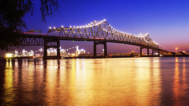 puente baton rouge sobre el río mississippi en luisiana por la noche - mississippi fotografías e imágenes de stock