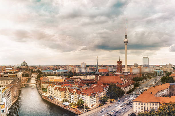 paisagem urbana de berlim, com torre de televisão e vista para o rio - berlin germany television tower communications tower alexanderplatz - fotografias e filmes do acervo