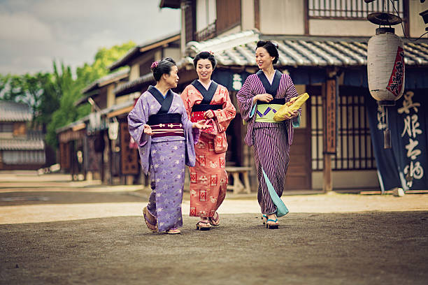 istock Mother from edo period is talking with her daughters. 543210230