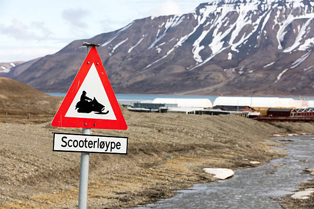 Roadside warning that snowmobiles may be present, Canon EOS 5Ds, 95 mm