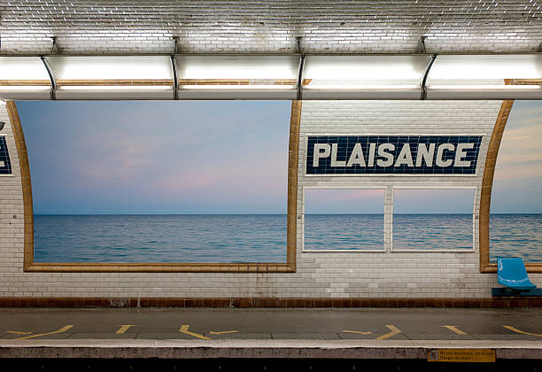 publicités pour le métro - gare paris photos et images de collection