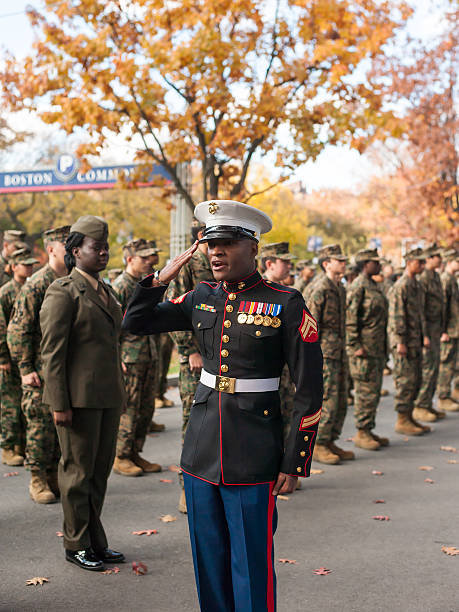 boston dia dos veteranos parade - armed forces saluting marines military - fotografias e filmes do acervo