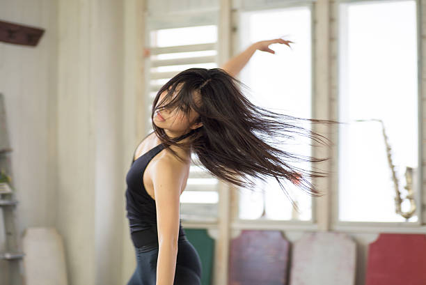 美しい女性ダンサーが練習 - motion muscular build dancing ballet ストックフォトと画像