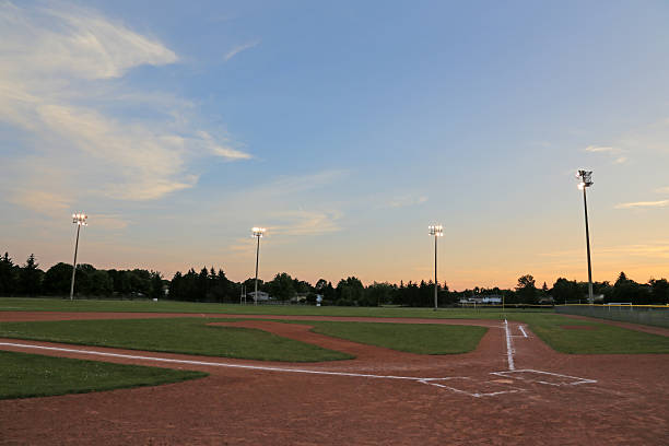 orange sky ball field - baseball base baseball diamond field photos et images de collection