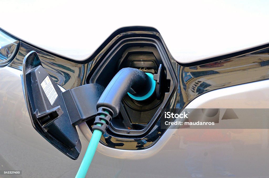Cargar de un coche eléctrico - Foto de stock de Coche eléctrico - Coche alternativo libre de derechos