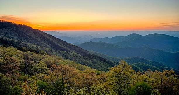 frühling am scenic blue ridge parkway appalachians smoky mount - mount mitchell stock-fotos und bilder