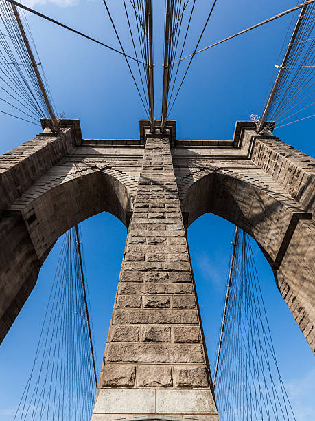 освещение вид бруклинский мост тауэр с голубым небом - brooklyn bridge new york city angle brooklyn стоковые фото и изображения