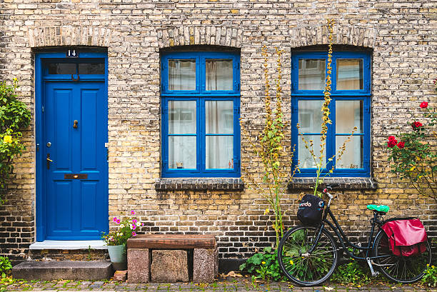 ulica, ściany i rowerowych w kopenhadze, w danii. - denmark copenhagen brick street zdjęcia i obrazy z banku zdjęć