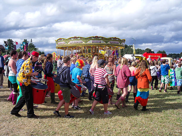 verão multidão de pessoas, instalações, reino unido - family child crowd british culture imagens e fotografias de stock