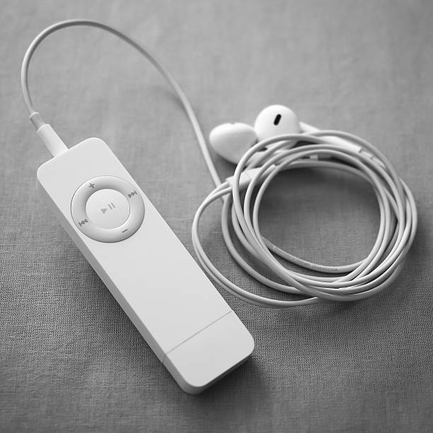 ipod shuffle con earpods en blanco y negro - ipod shuffle fotografías e imágenes de stock