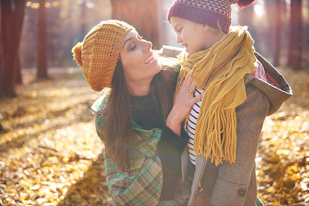 confiamos en ustedes el uno al otro - autumn women leaf scarf fotografías e imágenes de stock