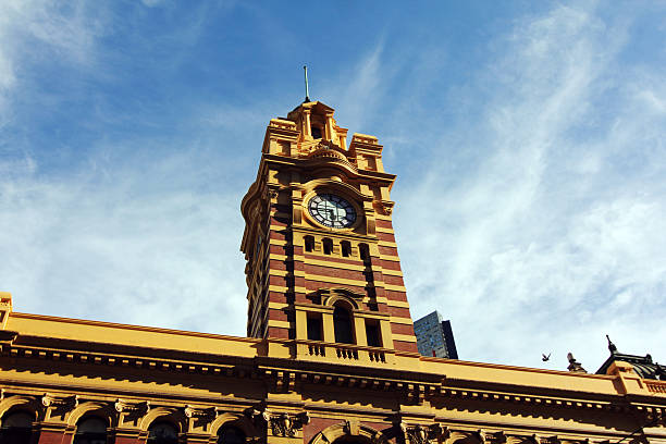 flinders edifício estação de rua em melbourne - melbourne australia clock tower clock - fotografias e filmes do acervo