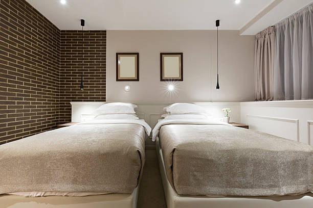 ダブルベッドのお部屋のインテリア - double bed headboard hotel room design ストックフォトと画像