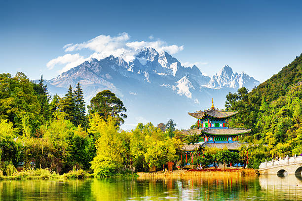 ジェイドドラゴンスノーマウンテン、中国の風光明媚な景色 - mountain region ストックフォトと画像