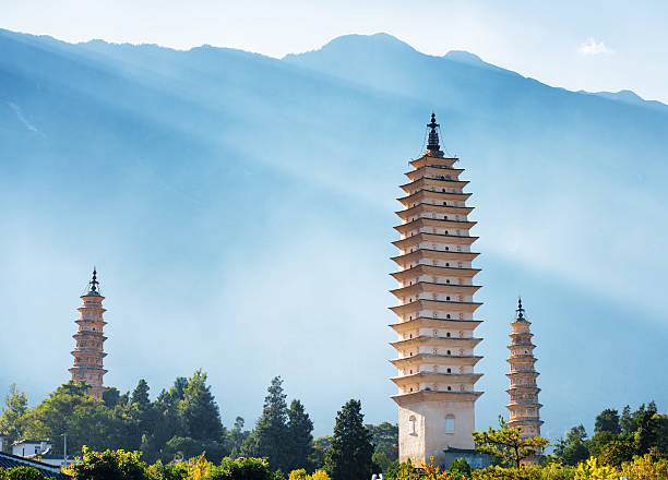 the three pagodas of chongsheng temple in dali, china - província de yunnan imagens e fotografias de stock