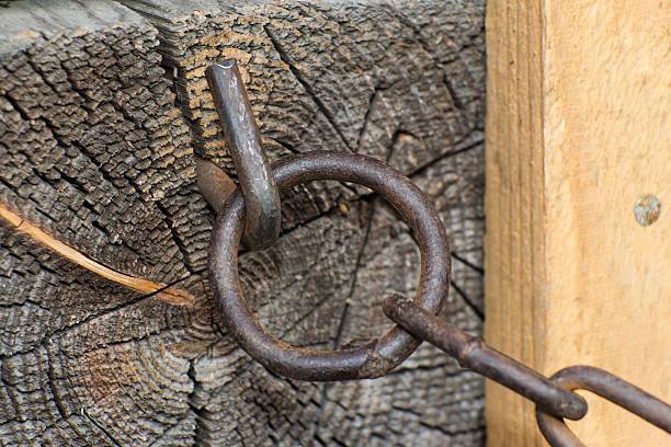 steel chain of iron corroded by rust. very old. strong - detent imagens e fotografias de stock