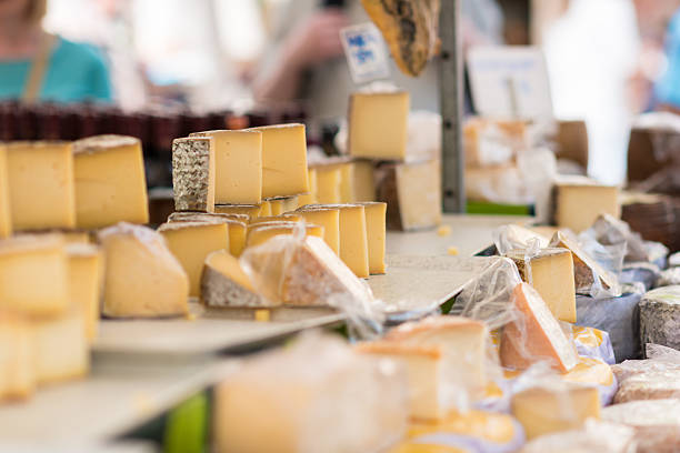 diferentes edades de queso en un puesto de mercado - cheese softness freshness food fotografías e imágenes de stock