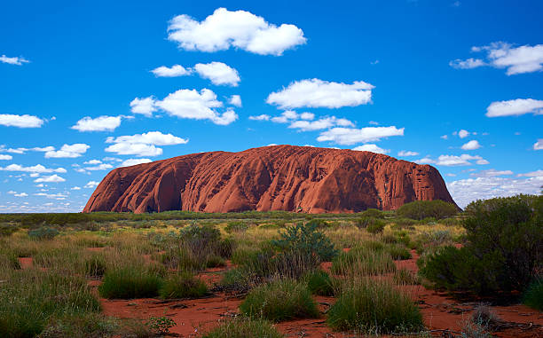 as nuvens sobre uluru - unesco world heritage site day sunlight tree - fotografias e filmes do acervo