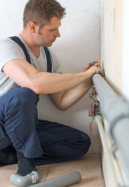 istock Male plumber assembling water pipes. 543356618