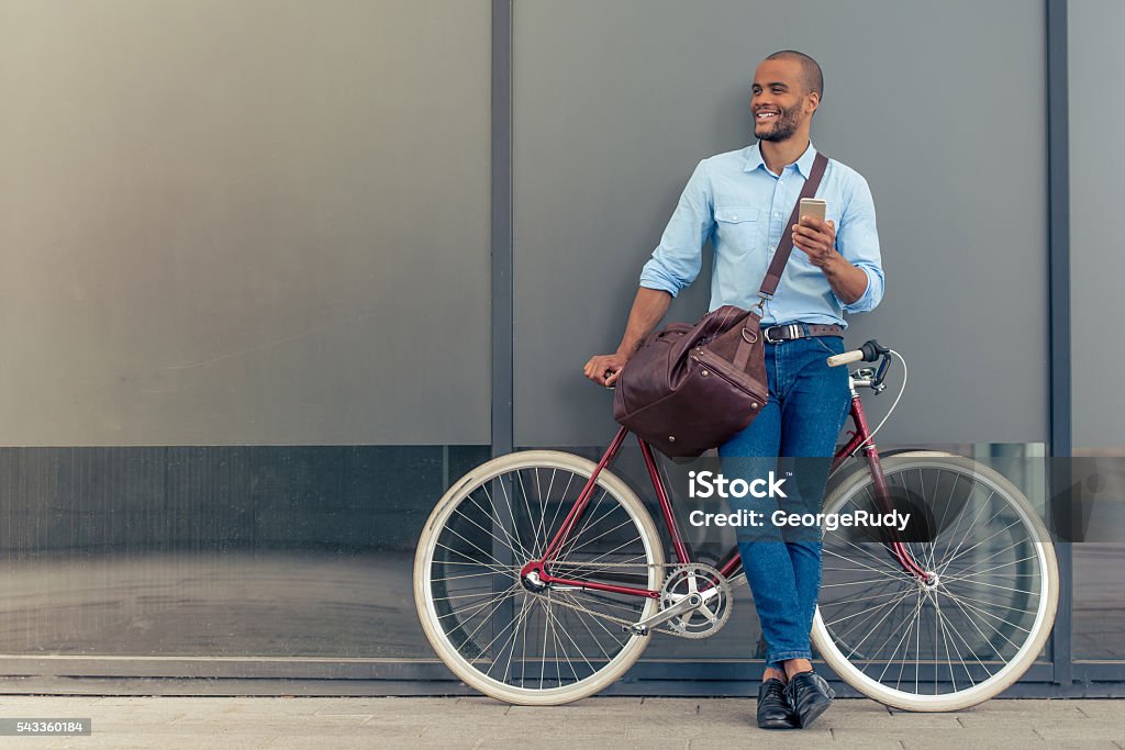 Elegante hombre de negocios afroamericano - Foto de stock de Andar en bicicleta libre de derechos