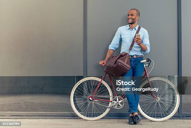 Elegante Hombre De Negocios Afroamericano Foto de stock y más banco de imágenes de Andar en bicicleta - Andar en bicicleta, Bicicleta, Hombres