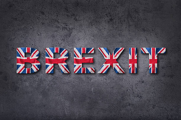 texte sur le brexit. drapeaux du royaume-uni comme texte de couverture. - currency exchange global finance currency european union currency photos et images de collection