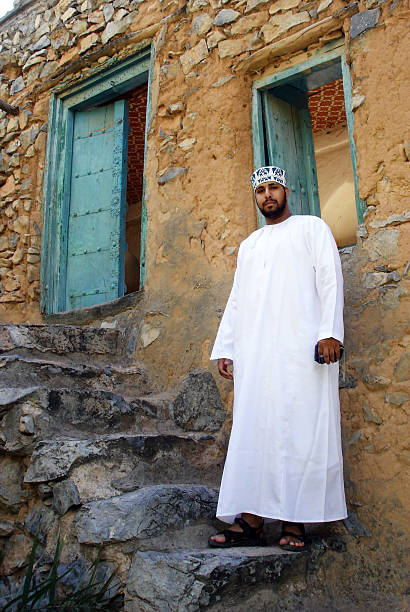 homens vestidos tradicionais de omã - jalali - fotografias e filmes do acervo