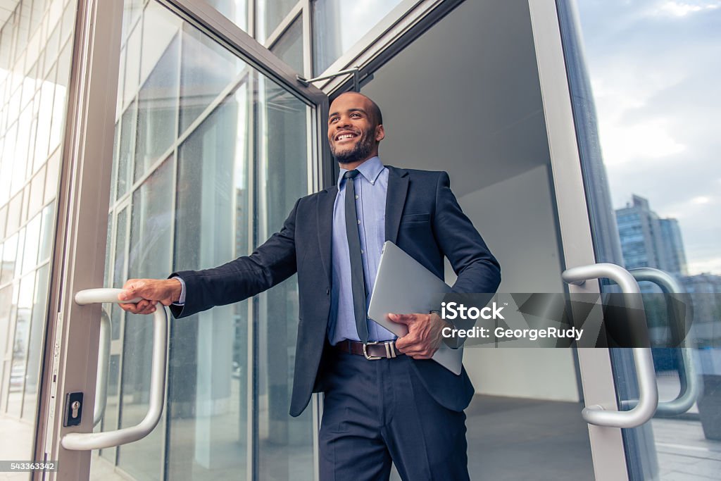 Afro amerikanische Geschäftsmann mit Gerät - Lizenzfrei Öffnen Stock-Foto