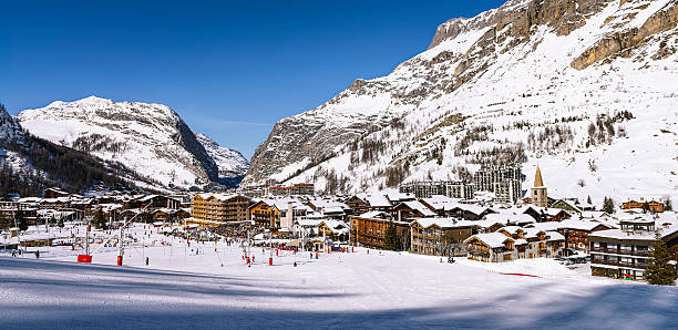 val d'isère city - ski resort winter sport apres ski ski slope photos et images de collection