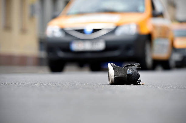 schuh auf der straße mit autos im hintergrund nach unfall - pedestrian stock-fotos und bilder