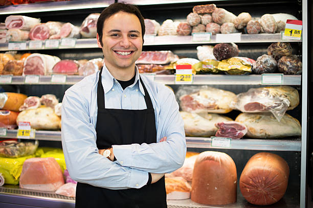 shopkeeper w pracy w sklepie spożywczym - butchers shop meat sausage store zdjęcia i obrazy z banku zdjęć