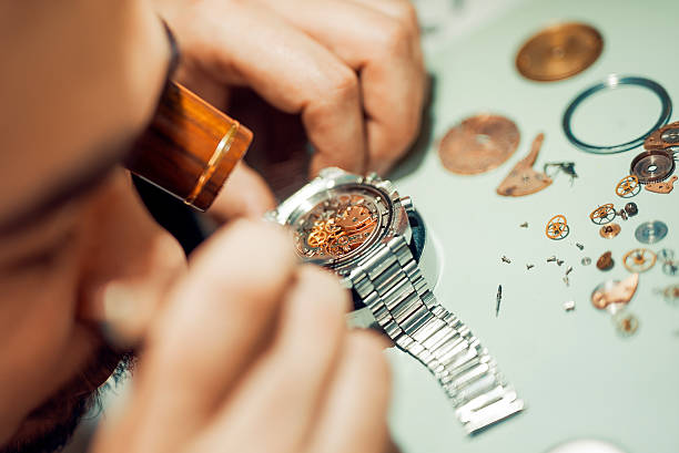 horloger de travail - watchmaking photos et images de collection