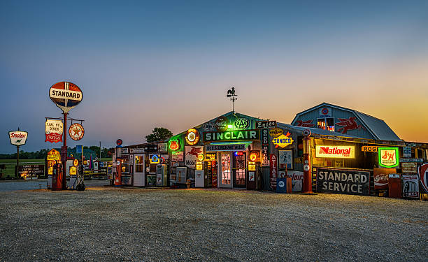 bobs benzin alley an der historischen route 66 in missouri - route 66 road number 66 highway stock-fotos und bilder