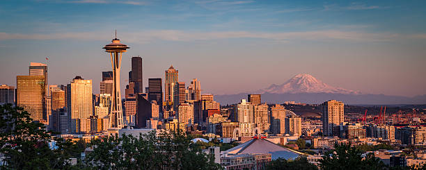 de seattle - seattle skyline mt rainier space needle photos et images de collection