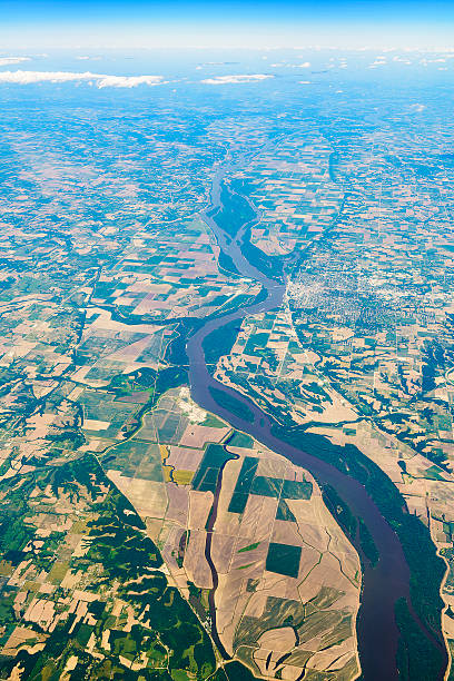 vue aérienne du fleuve mississippi et à quincy, dans l'illinois, dans le missouri. - aerial view mid air farm field photos et images de collection