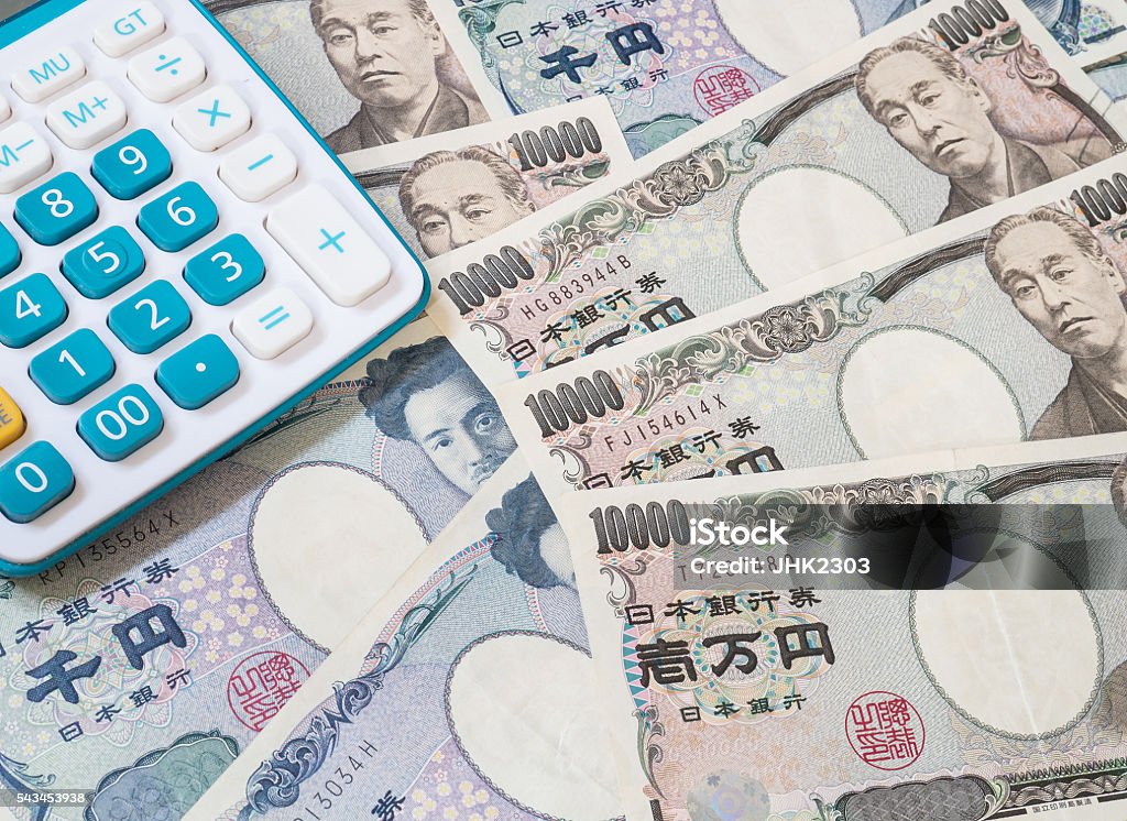 เงินญี่ปุ่น สกุลเงินเยนญี่ปุ่นและเครื่องคิดเลข ภาพสต็อก -  ดาวน์โหลดรูปภาพตอนนี้ - ประเทศญี่ปุ่น, เงินตรา - ตราสารทางการเงิน, งบประมาณ  - การเงิน - Istock