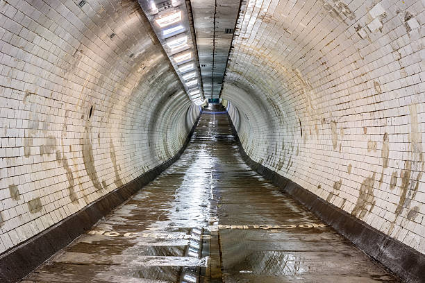 The Greenwich Foot Tunnel crosses beneath the River Thames, linking Greenwich in the south with the Isle of Dogs to the north.