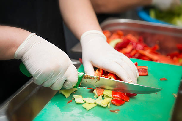 picar pimientos - food hygiene fotografías e imágenes de stock