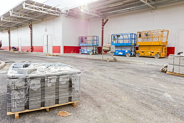 istock Stack of paving slabs piled on wooden pallet 543461108