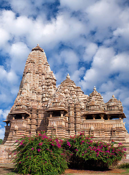 kandariya templo de mahadeva a khajuraho, india - khajuraho india indian culture temple fotografías e imágenes de stock