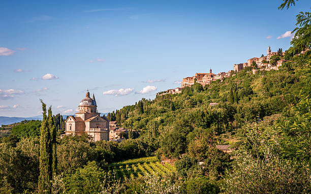 サンビアジョ教会と Montepulciano タウンの魅力 ストックフォト