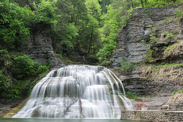 wodospady w parku stanowym roberta h. tremana - watkins glen zdjęcia i obrazy z banku zdjęć