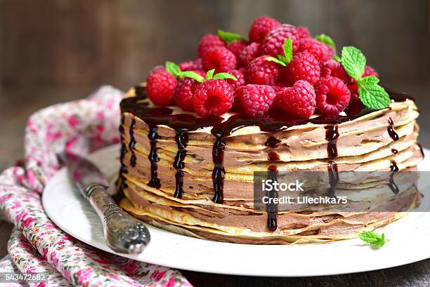 Pfannkuchen Schokoladenkuchen Mit Frischen Himbeeren Stockfoto und mehr Bilder von Kuchen