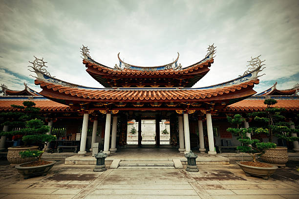 singapore tempio cinese  - temple singapore city singapore buddhism foto e immagini stock