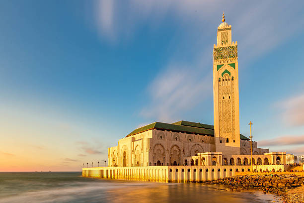 ハッサン2世モスクの輝く夕日 - casablanca ストックフォトと画像