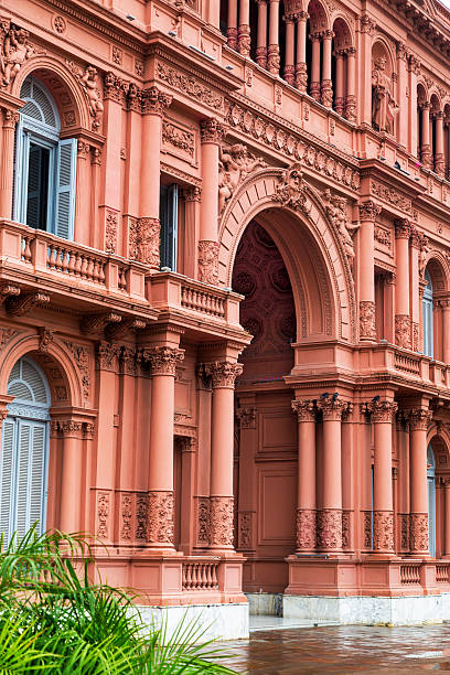 casa rosada dettaglio a buenos aires, argentina - front door international landmark local landmark national landmark foto e immagini stock