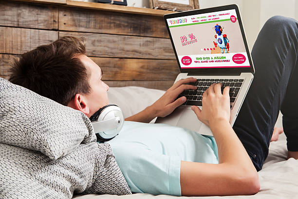 istock Online toy shop in a laptop screen. 543486846