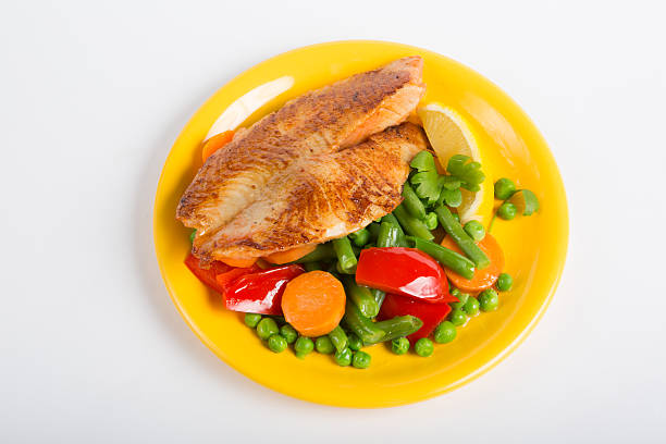 istock Fried fish fillet with vegetable garnish 543557330