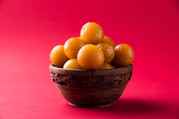 gulab jamun, o gulaab jamun, è un mithai dolce a base di solidi del latte - sweet food foto e immagini stock